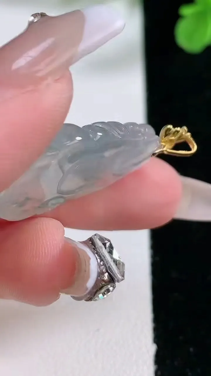 天然A货翡翠种飘花弥勒佛公吊坠，尺寸28.8-20.5-4.5，重量:6.02g
1月2日