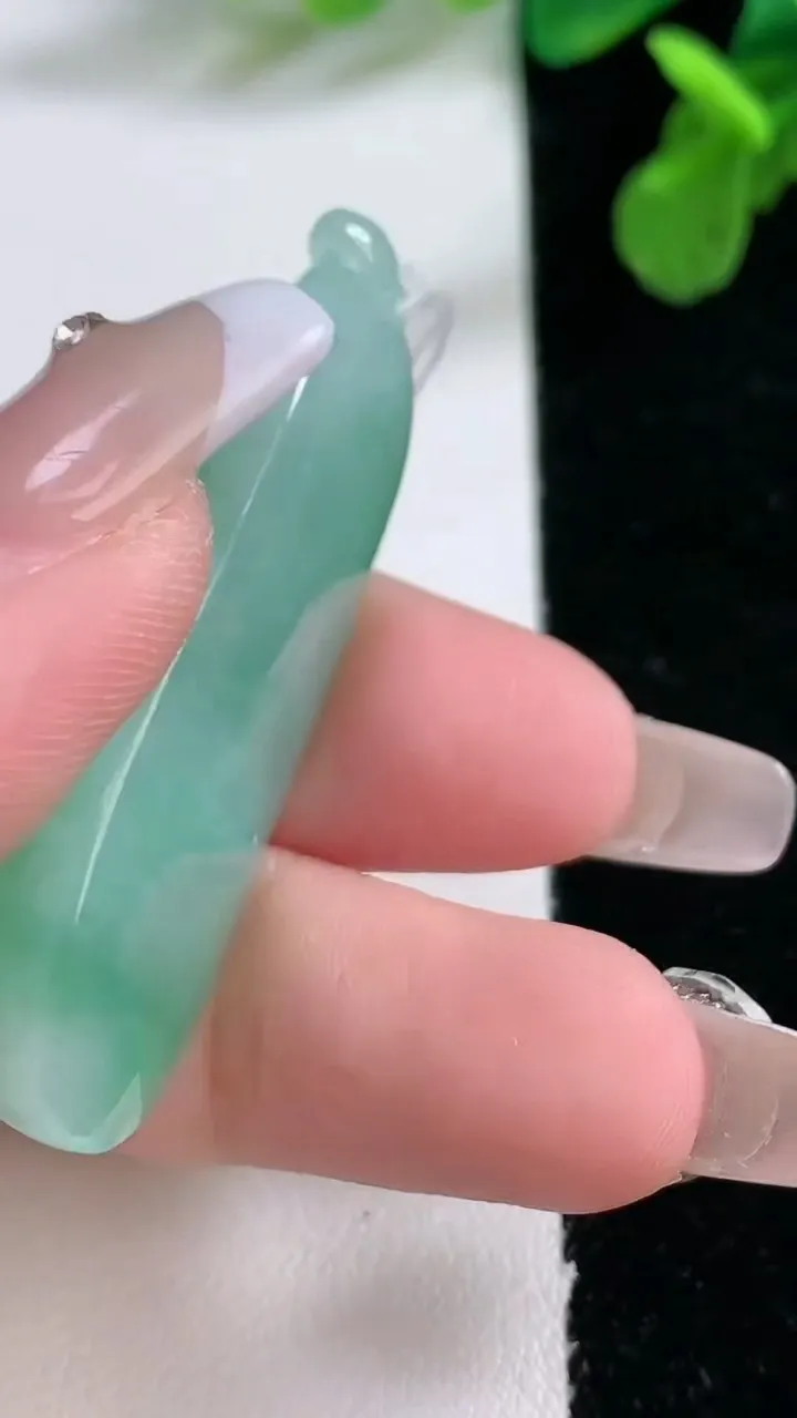 天然A货翡翠福瓜吊坠，尺寸48-18.6-11.5，重量:18.27g
1月2日