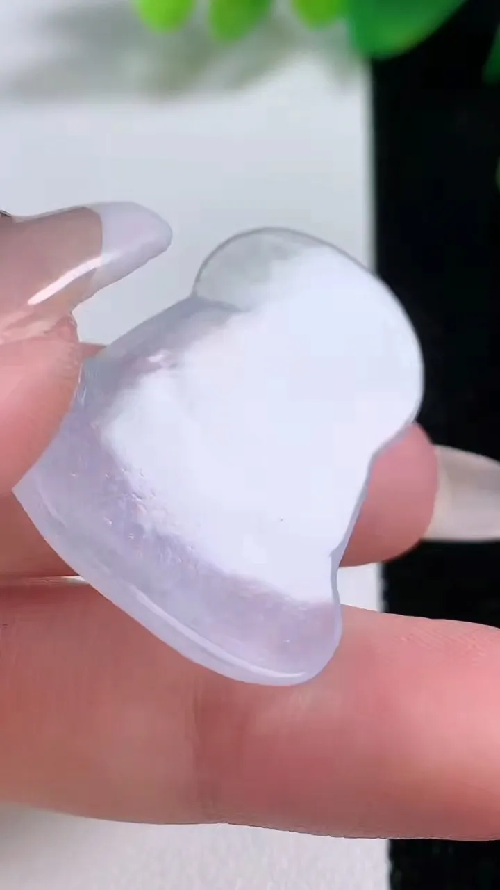 天然A货翡翠冰种紫罗兰观音菩萨镶嵌件，尺寸33.8-27-3，重量:5.31g
1月2日