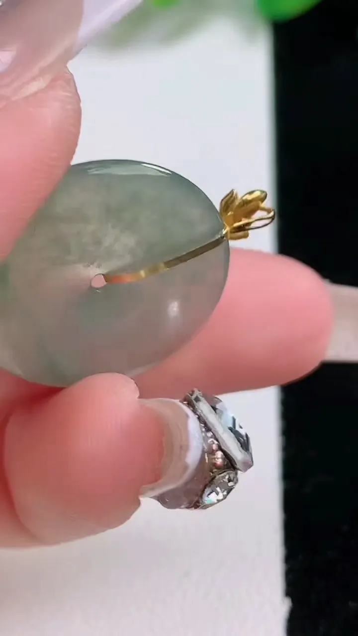 天然A货翡翠平安扣吊坠，尺寸23.2-2.8，重量:3.44g
1月2日