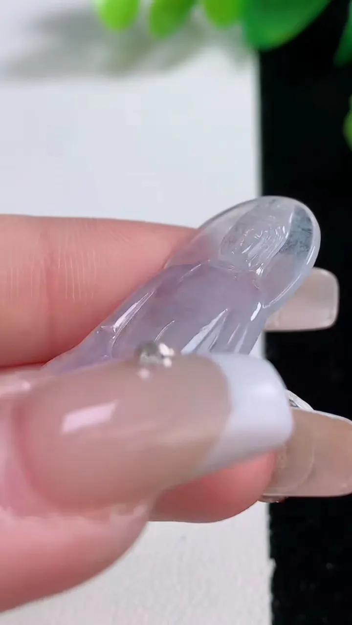 天然A货翡翠观音菩萨吊坠，尺寸35.5-21-2.4，重量:3.17g
1月2日