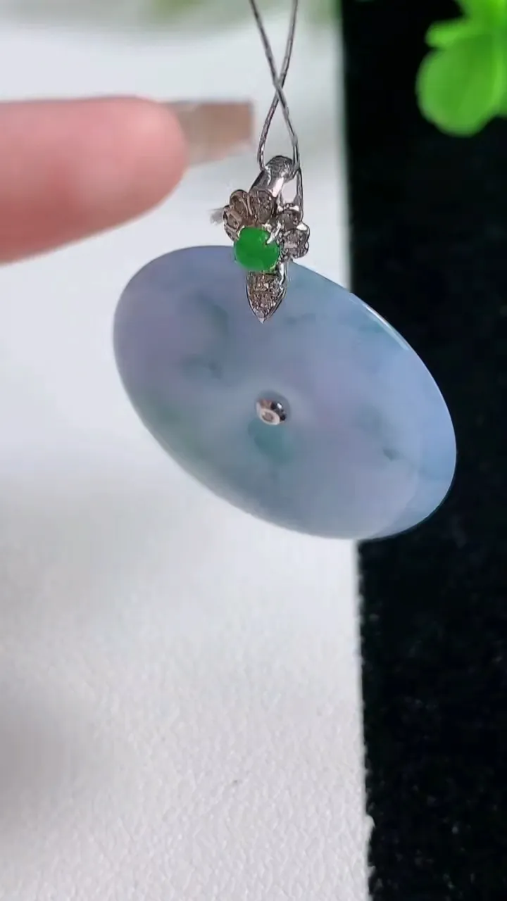 天然A货翡翠种紫罗兰 飘花平安扣吊坠，尺寸27.7-4.2，重量:7.69g
1月2日