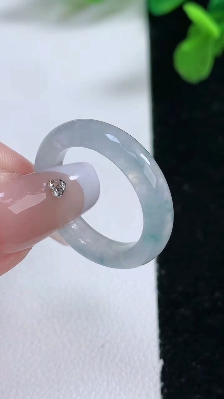 天然A货翡翠冰种飘花指环 戒指，尺寸17.8-4.9-3.3，重量:3.46g2026年1月2日
工厂直销收藏佳品,种好水足，色泽均匀，有种有色，上手高大气！