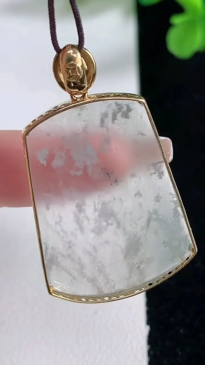 天然A货翡翠种白冰雪花棉无事牌吊坠，尺寸33.3-25-3.6，重量:6.37g
1月2日