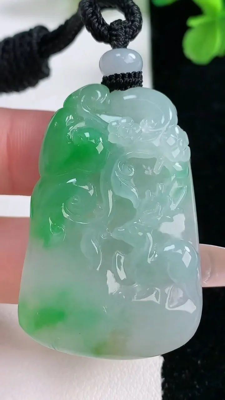 天然A货翡翠梅花鹿吊坠，尺寸44.4-29.2-8.2，重量:22.06g
1月2日