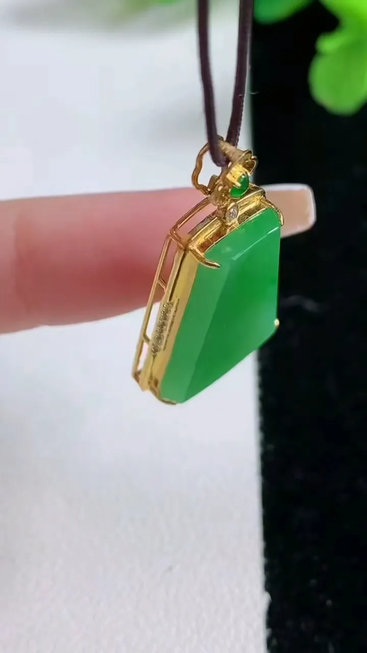 天然A货翡翠无事牌吊坠，尺寸29.6-15.4-5.6裸石22-15.4，重量:3.50g
1月2日