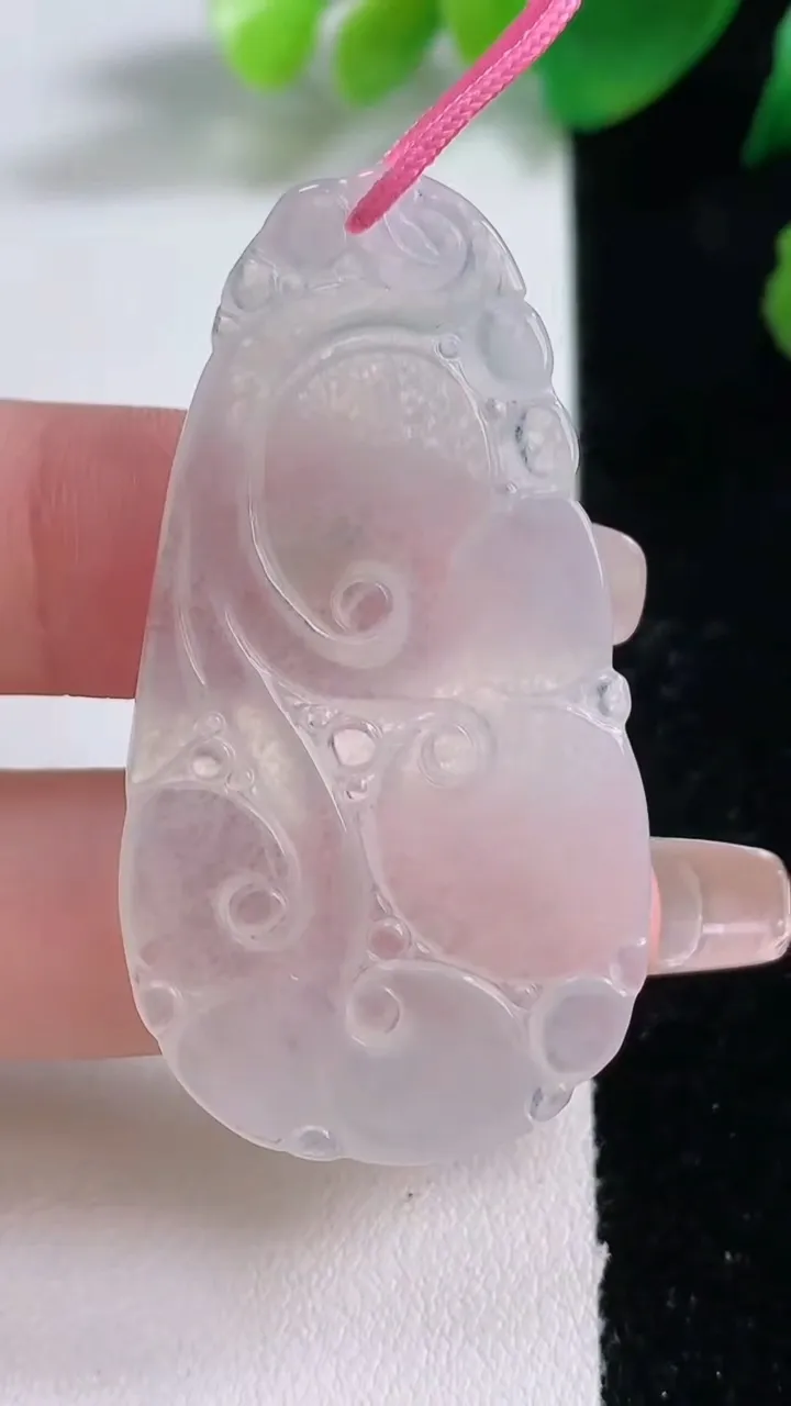 天然A货翡翠如意吊坠，尺寸50.4-26.8-2.7，重量:7.80g
1月2日