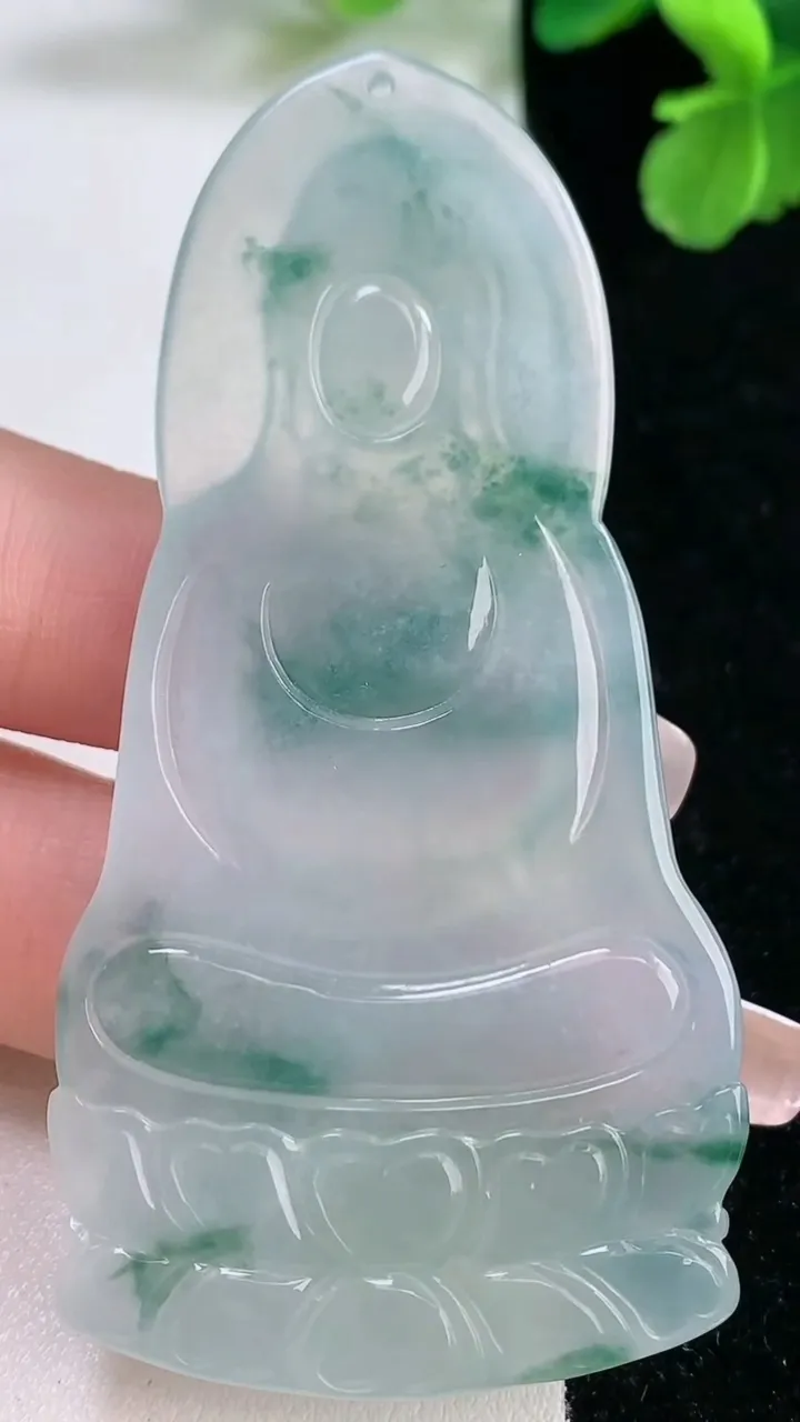 天然A货翡翠种飘花素衣观音菩萨吊坠，尺寸71-36.2-5.7，重量:28.42g
1月2日