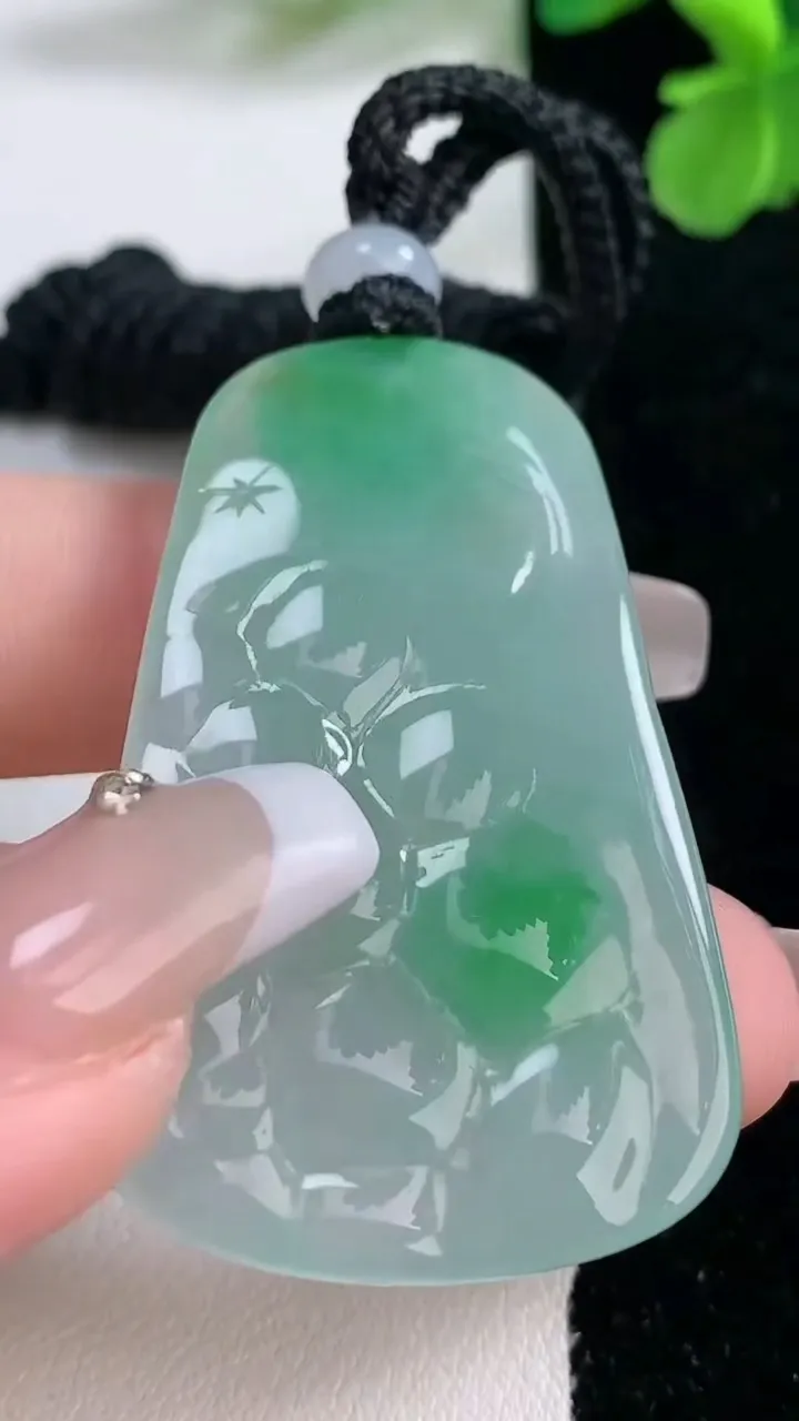 天然A货翡翠梅花鹿吊坠，尺寸47-28-6.7，重量:20.36g
1月2日