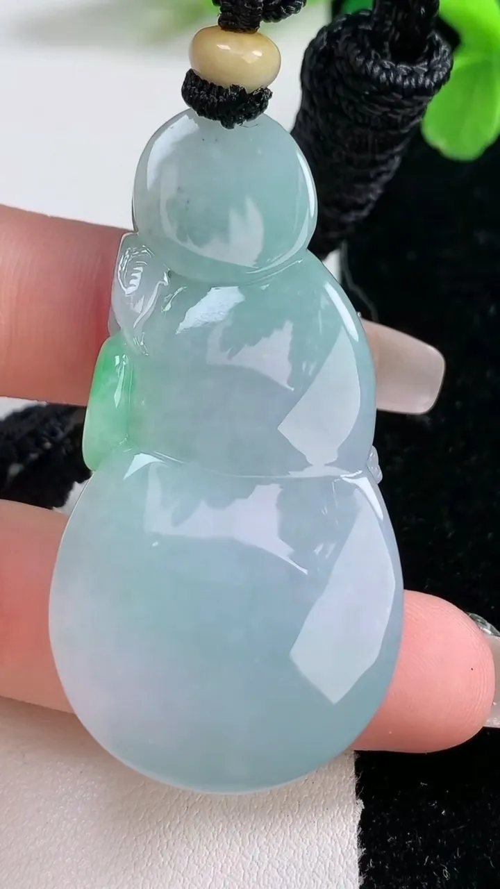 天然A货翡翠葫芦吊坠，尺寸54.8-27-12.3，重量:34.91g
1月2日