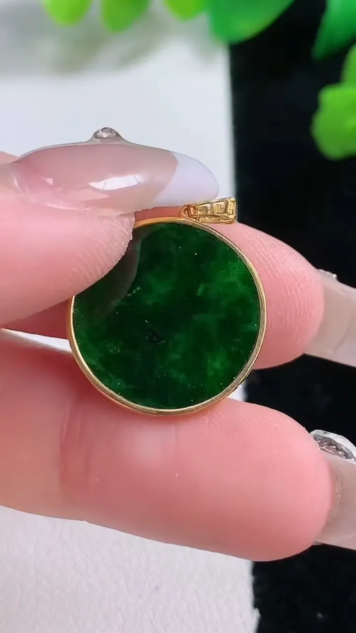 天然A货翡翠无事牌吊坠，尺寸17.5-1.5，重:1.25g
1月2日