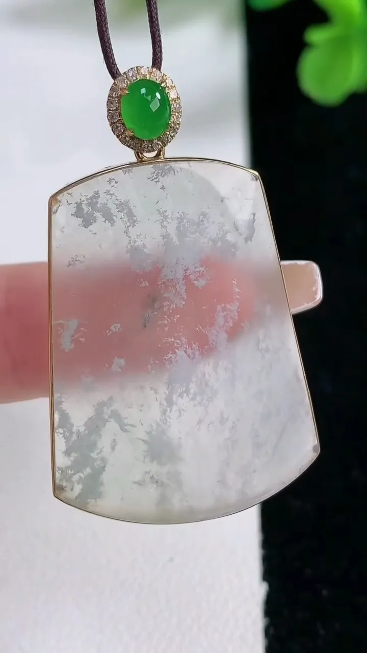 天然A货翡翠种白冰雪花棉无事牌吊坠，尺寸33.3-25-3.6，重量:6.37g
1月2日