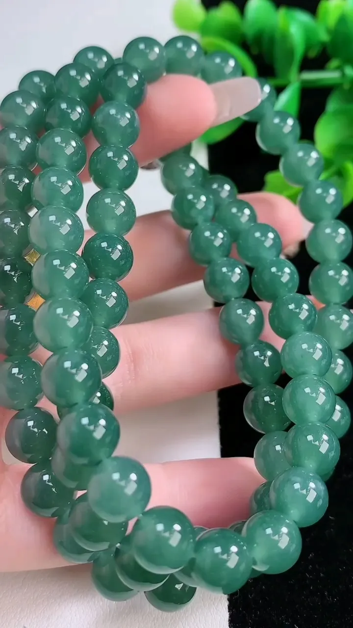 天然A货翡翠圆珠项链80颗，尺寸8.2，重:78.95g
1月2日