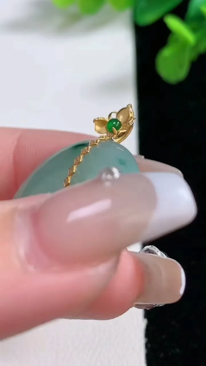 天然A货翡翠平安扣吊坠，尺寸28.4-6.5，重量:11.02g
1月2日