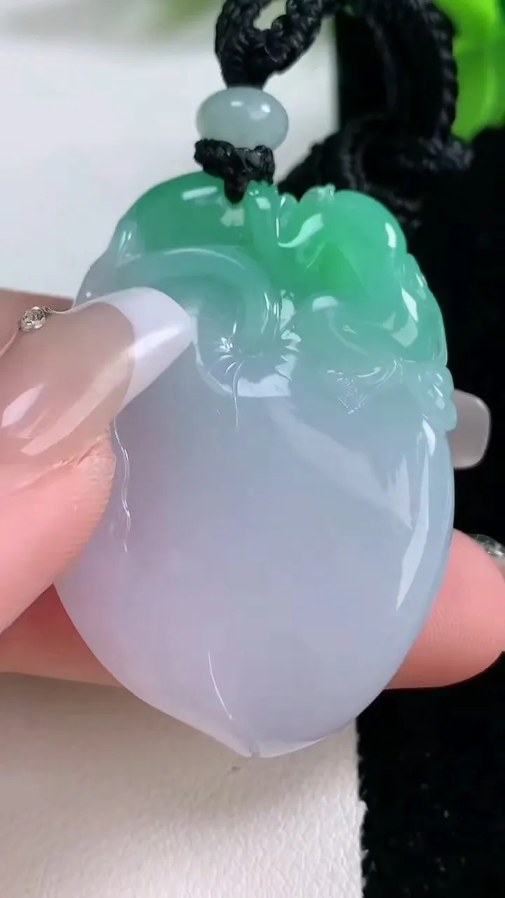 天然A货翡翠灵猴献瑞 寿桃吊坠，尺寸43.2-31.7-11.8，重量:35.28g
1月2日
