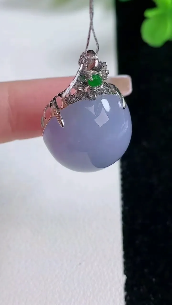 天然A货翡翠种紫罗兰蛋面吊坠，尺寸31.5-31-18.6-13，重量:9.62g
1月2日