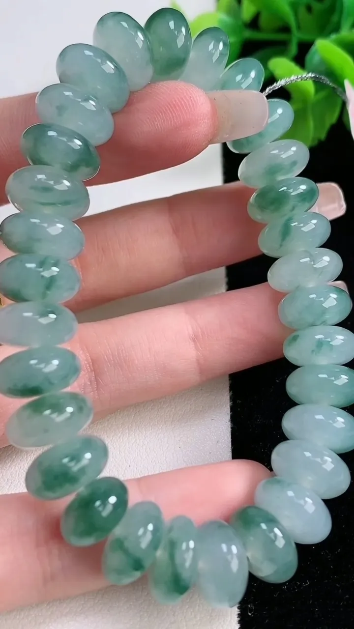 天然A货翡翠种飘花算盘珠手串30颗，尺寸11.8-5.5，重量:49.28g1月2日
工厂直销收藏佳品,种好水足，色泽均匀，有种有色，上手高大气！