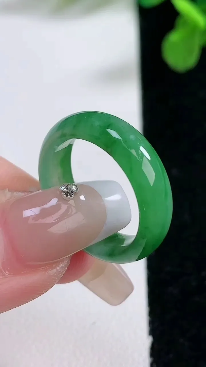 天然A货翡翠指环 戒指，尺寸17.5-5.5-2.9，重量:3.58g2026年1月2日
工厂直销收