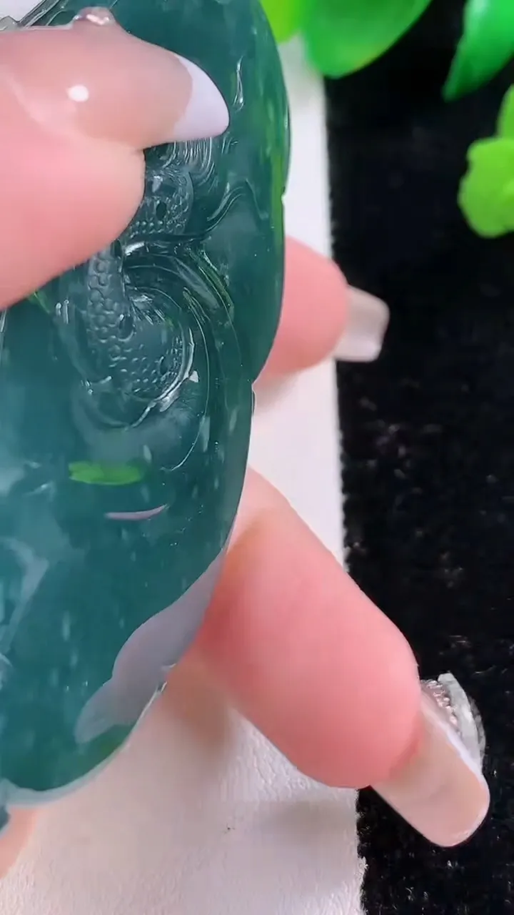 天然A货翡翠龙牌吊坠，尺寸77-38-17，重:80.17g
1月2日