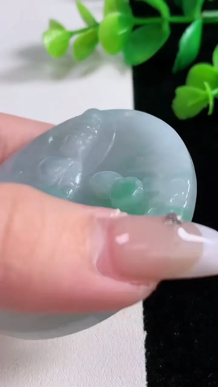 天然A货翡翠观音菩萨吊坠，尺寸56.5-7，重:43.93g
1月2日