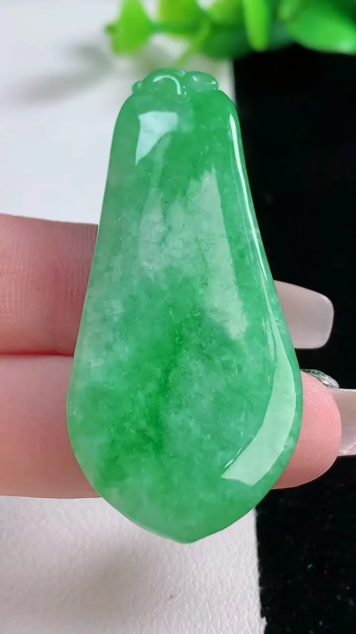 天然A货翡翠福瓜吊坠，尺寸50-24-7.5，重:17.34g
1月2日