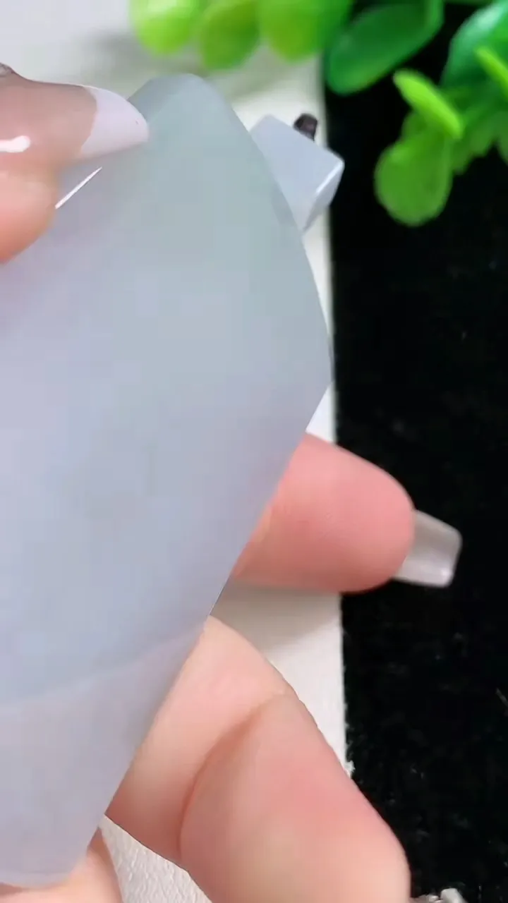 天然A货翡翠无事牌吊坠，尺寸60.7-39.3-5.4，重量:40.21g
1月2日