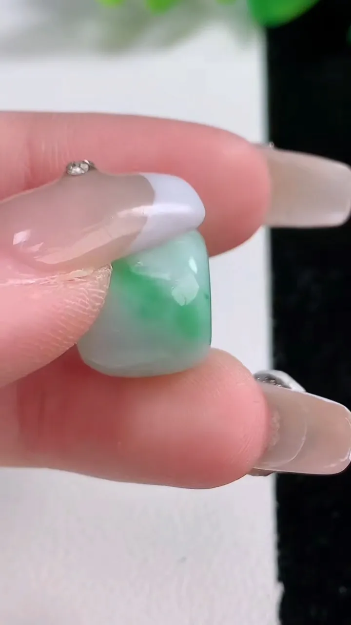 天然A货翡翠路路通吊坠，尺寸11.8-14.4，重量:5.32g
1月2日