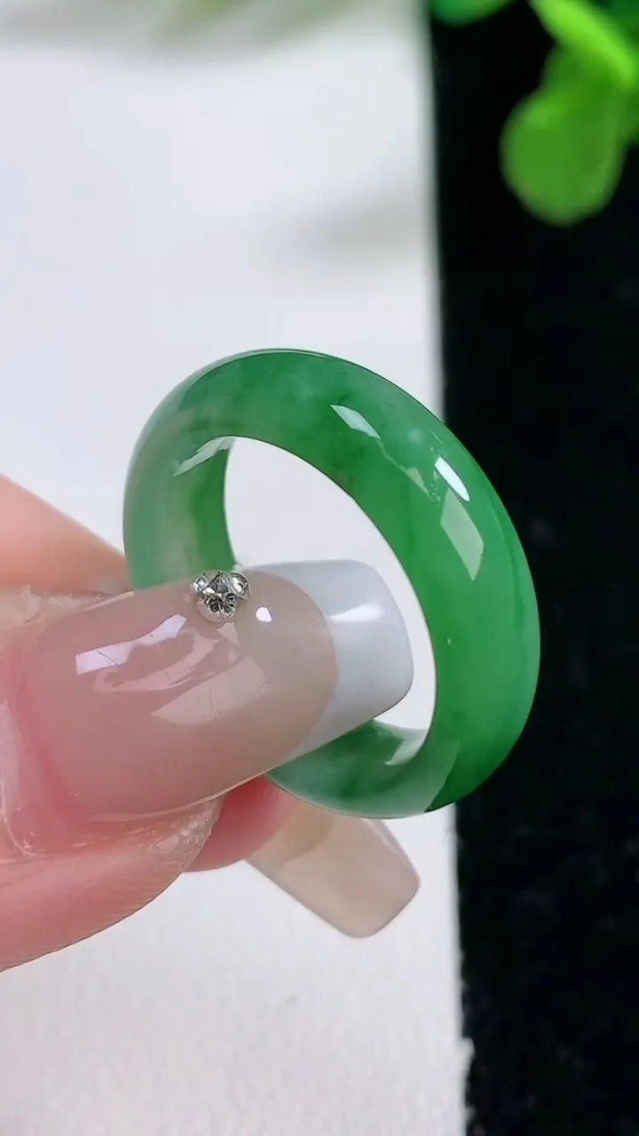 天然A货翡翠指环 戒指，尺寸17.5-5.5-2.9，重量:3.58g2026年1月2日
工厂直销收藏佳品,种好水足，色泽均匀，有种有色，上手高大气！