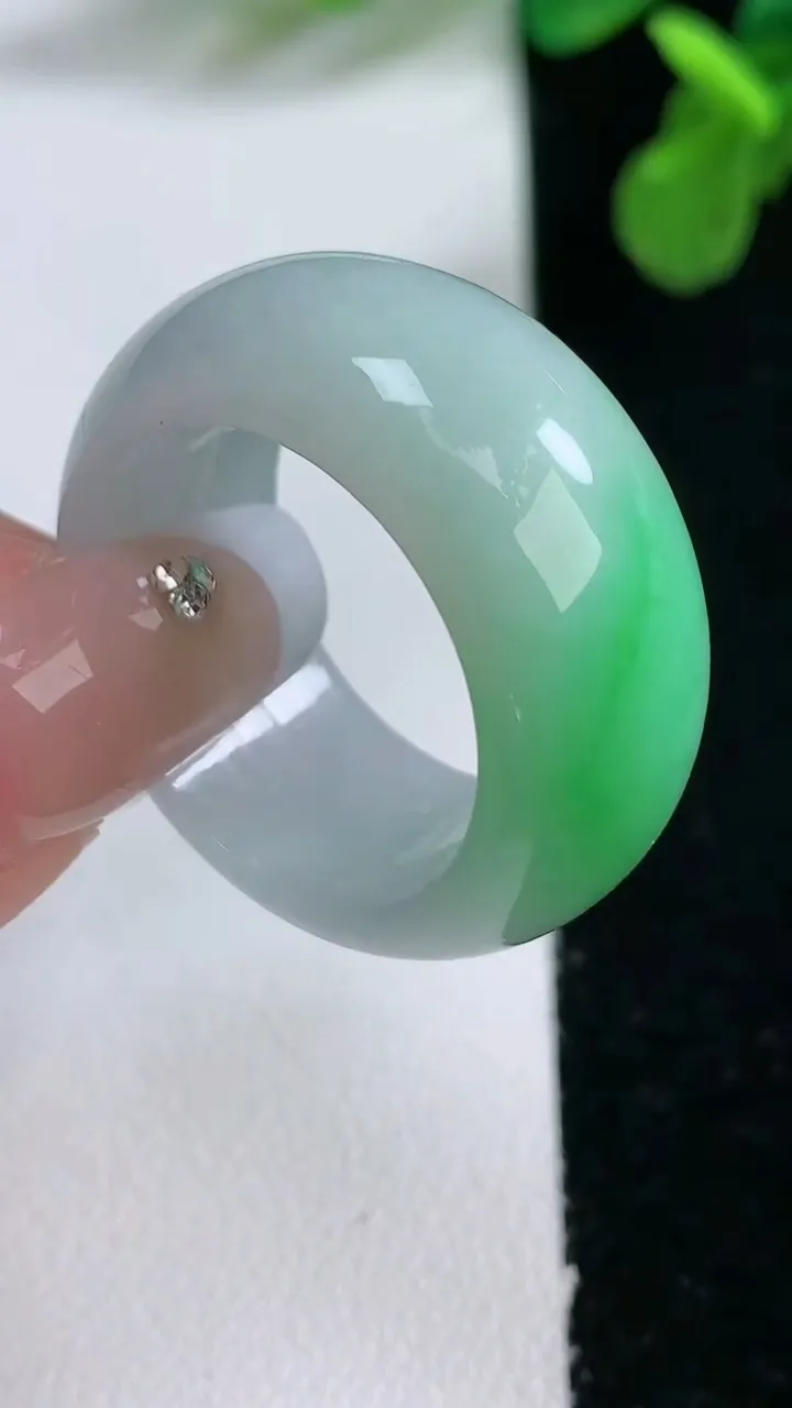 天然A货翡翠指环 扳指 戒指，尺寸21.3-12-4.4，重量:13.00g2026年1月2日
工厂直销收藏佳品,种好水足，色泽均匀，有种有色，上手高大气！