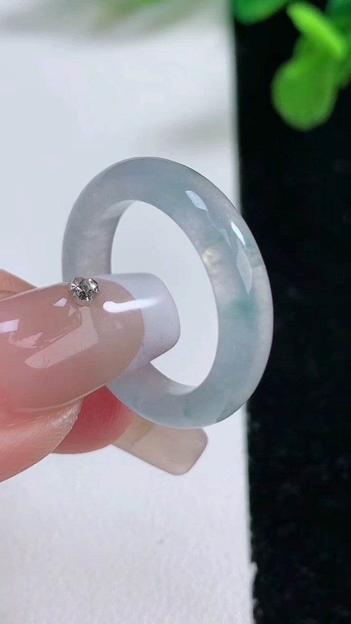 天然A货翡翠冰种飘花指环 戒指，尺寸17.8-4.9-3.3，重量:3.46g2026年1月2日
工