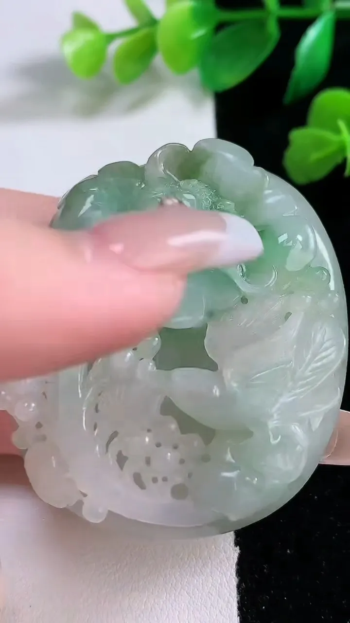 天然A货翡翠鸟语花香吊坠，尺寸52-45-12.6，重:51.76g
1月2日