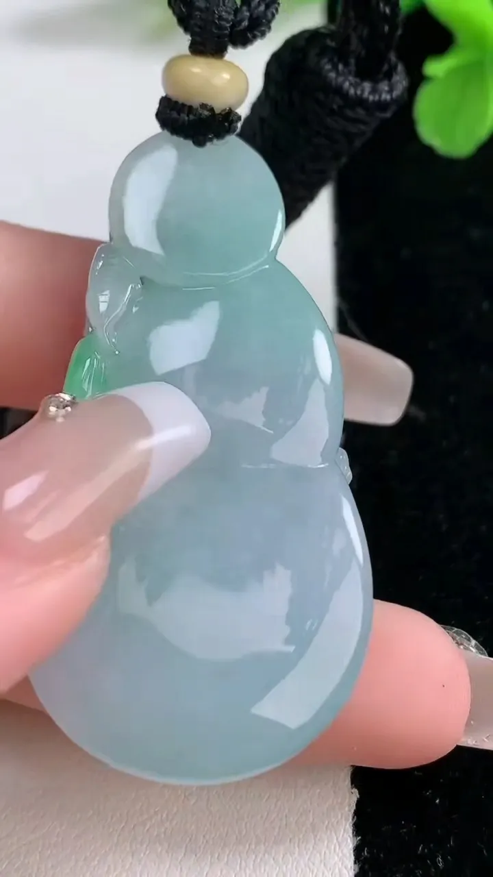 天然A货翡翠葫芦吊坠，尺寸54.8-27-12.3，重量:34.91g
1月2日