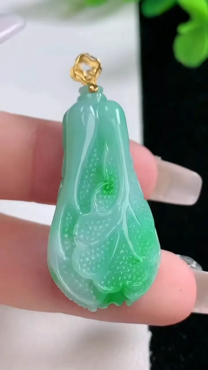 天然A货翡翠白菜吊坠，尺寸35.2-18.8-9.8，重量:10.68g
1月2日