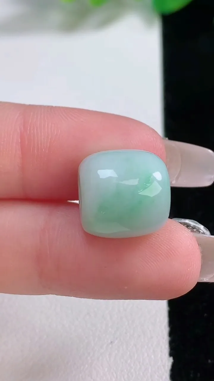 天然A货翡翠路路通吊坠，尺寸12.5-13，重量:4.54g
1月2日