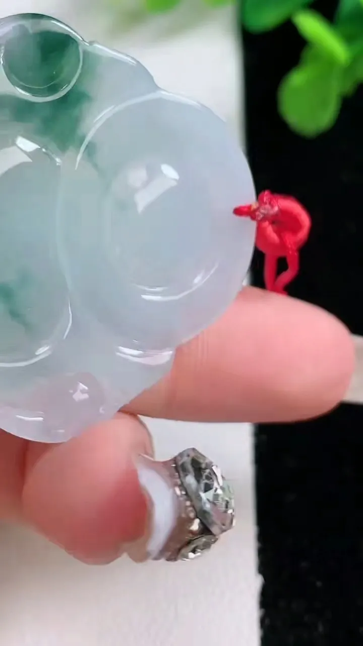 天然A货翡翠冰种飘花佛公吊坠，尺寸34.5-38.6-8.4，重量:15.70g
1月2日