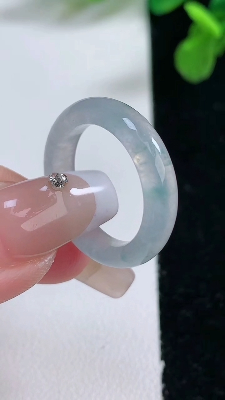 天然A货翡翠冰种飘花指环 戒指，尺寸17.8-4.9-3.3，重量:3.46g2026年1月2日
工厂直销收藏佳品,种好水足，色泽均匀，有种有色，上手高大气！