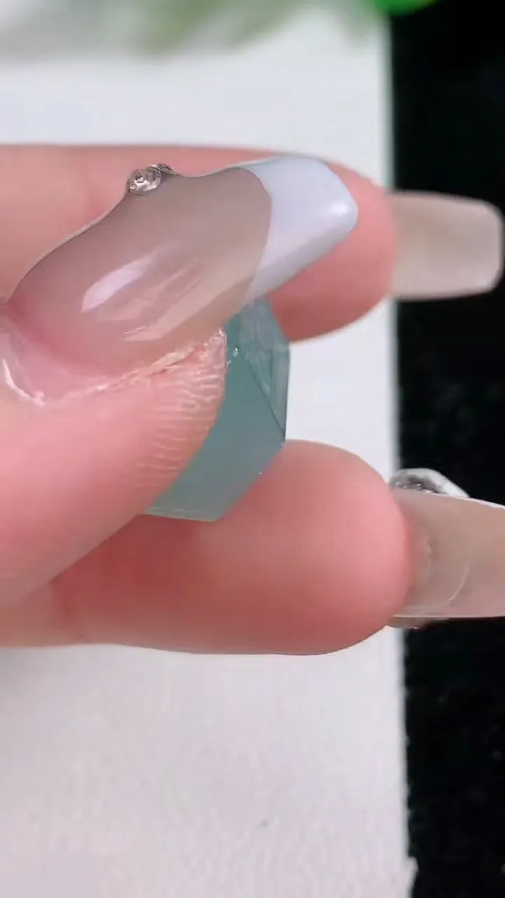 天然A货翡翠六字真言 路路通吊坠，尺寸13.8-12，重量:5.17g
1月2日