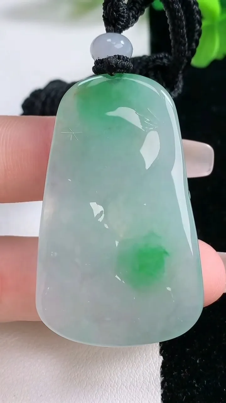 天然A货翡翠梅花鹿吊坠，尺寸47-28-6.7，重量:20.36g
1月2日