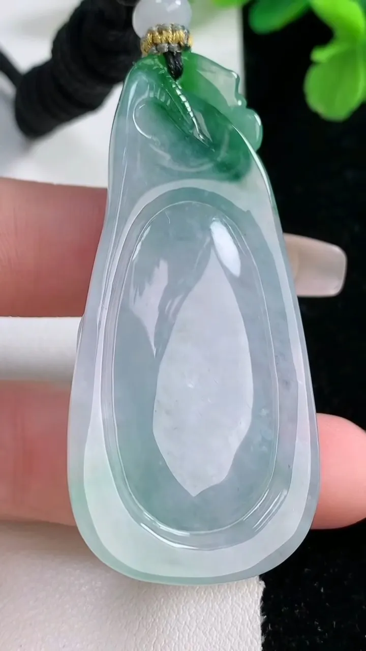 天然A货翡翠梅花鹿吊坠，尺寸56-27.4-13.2，重量:30.92g
1月2日