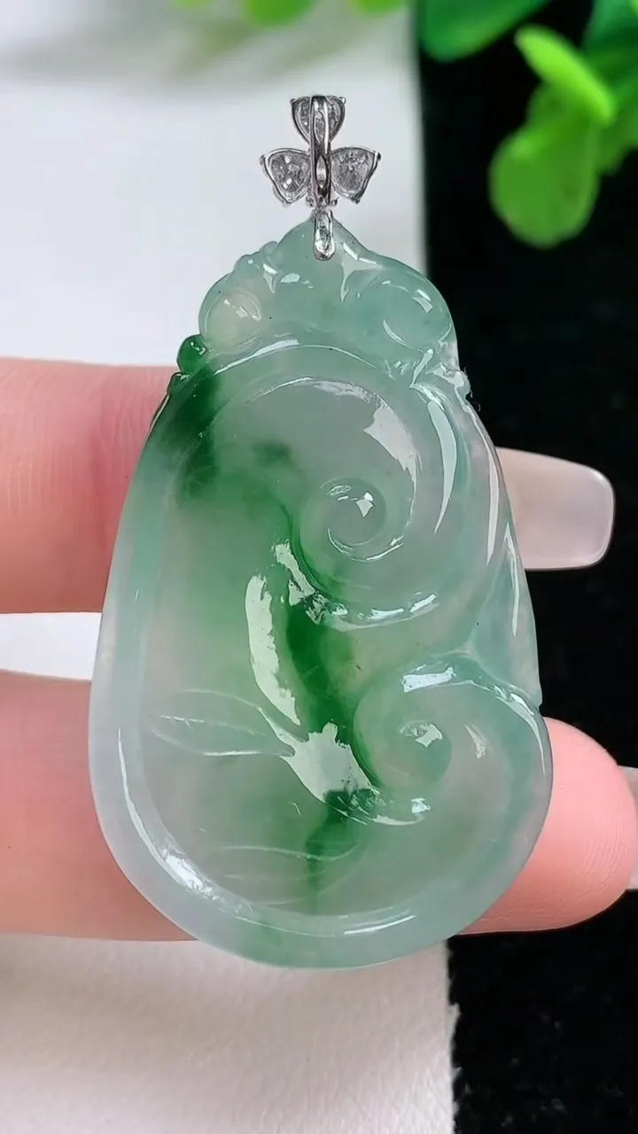 天然A货翡翠如意吊坠，尺寸40-26-5.6，重量:11.64g
1月2日