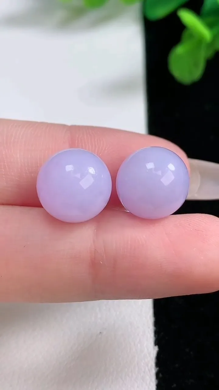 天然A货翡翠紫罗兰圆珠镶嵌件一对，尺寸11.8，重量:5.98g1月2日
工厂直销收藏佳品,种好水足，色泽均匀，有种有色，上手高大气！