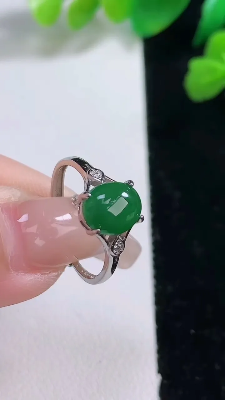 天然A货翡翠蛋面戒指，尺寸8-6.5，重:1.75g2026年1月2日
工厂直销收藏佳品,种好水足，色泽均匀，有种有色，上手高大气！