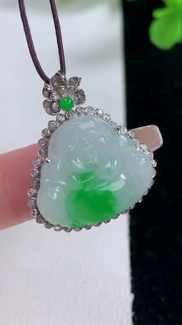 天然A货翡翠佛公吊坠，尺寸27.2-23.3-6.7裸石18-20.7，重量:4.06g
1月2日