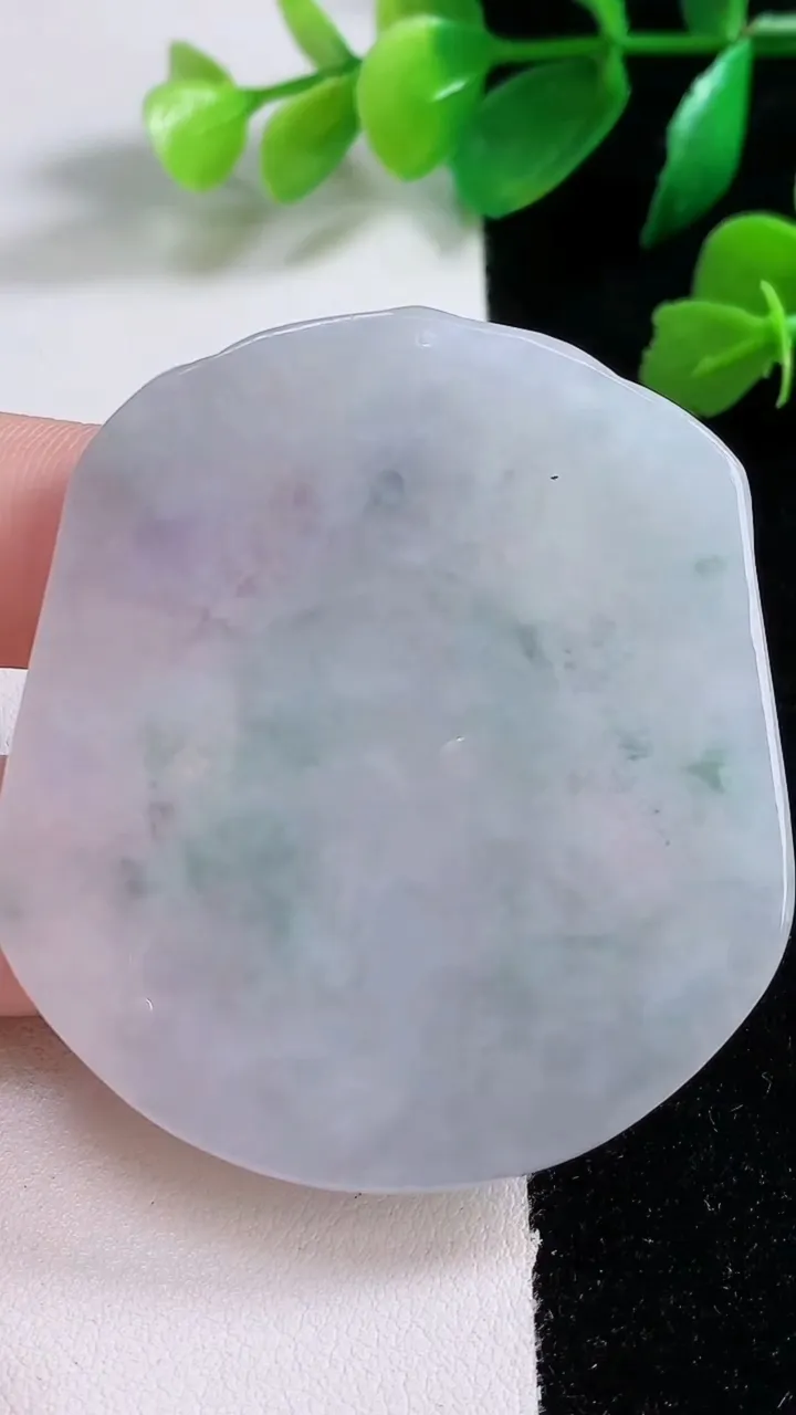 天然A货翡翠冰种飘花大日如来吊坠，尺寸53.5-48.3-5.7，重:27.88g
1月2日