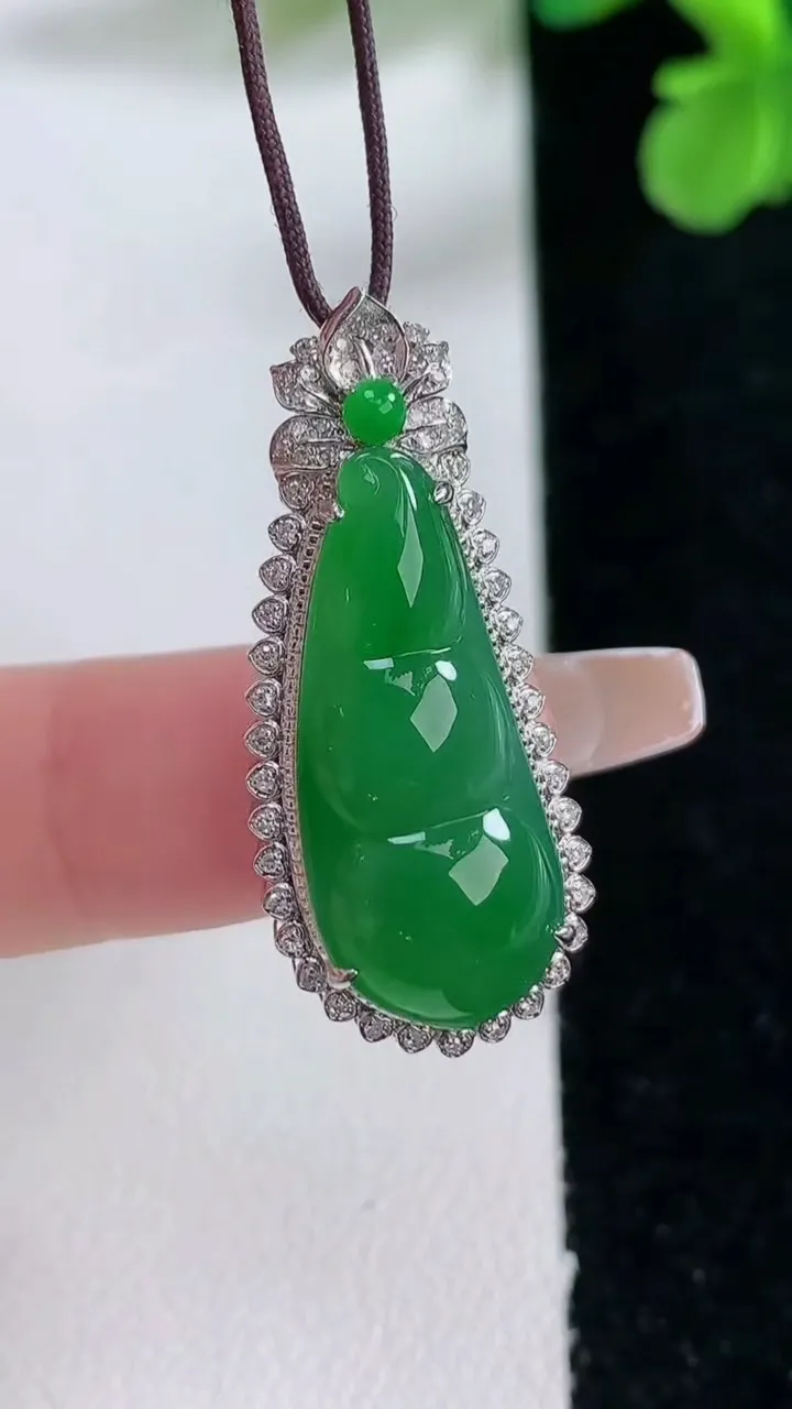 天然A货翡翠福豆吊坠，尺寸32.8-14.4-7.7裸石24-10.8，重量:3.62g
1月2日