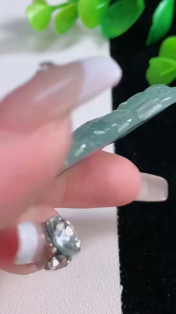 天然A货翡翠冰种飘花度母观音菩萨吊坠，尺寸64.7-36.6-6.5，重:23.80g
1月2日