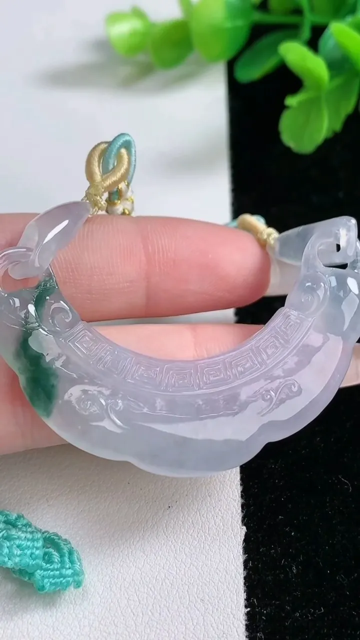 天然A货翡翠冰种飘花平安锁吊坠，尺寸15.8-56.8-6，重量:18.09g
1月2日