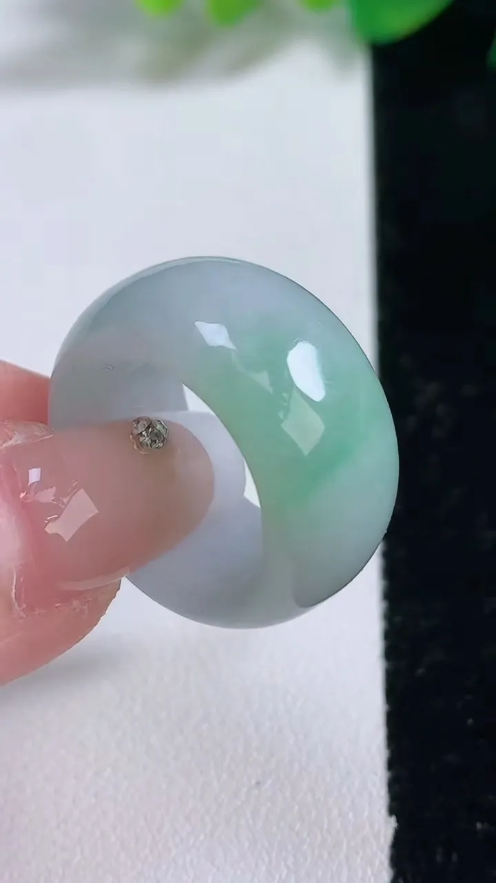 天然A货翡翠指环 扳指 戒指，尺寸17.3-11.6-4，重量:10.15g2026年1月2日
工厂直销收藏佳品,种好水足，色泽均匀，有种有色，上手高大气！