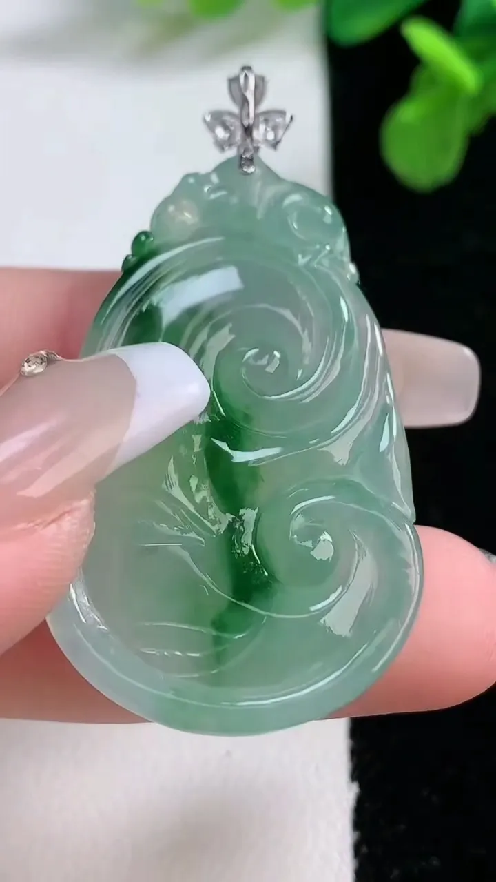 天然A货翡翠如意吊坠，尺寸40-26-5.6，重量:11.64g
1月2日