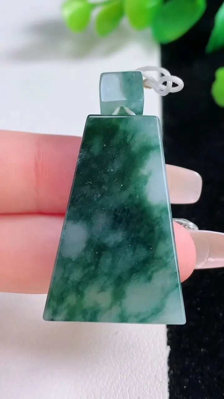 天然A货翡翠冰种飘花仿古无事牌吊坠，尺寸35.7-24.2-5.7，重量:13.61g
1月2日